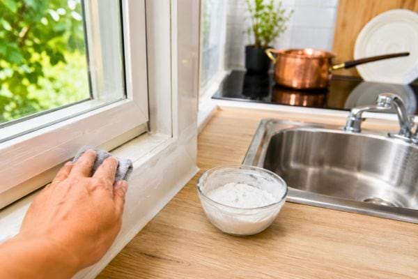 Blanc de Meudon en pâte utilisé pour nettoyer un rebord de fenêtre