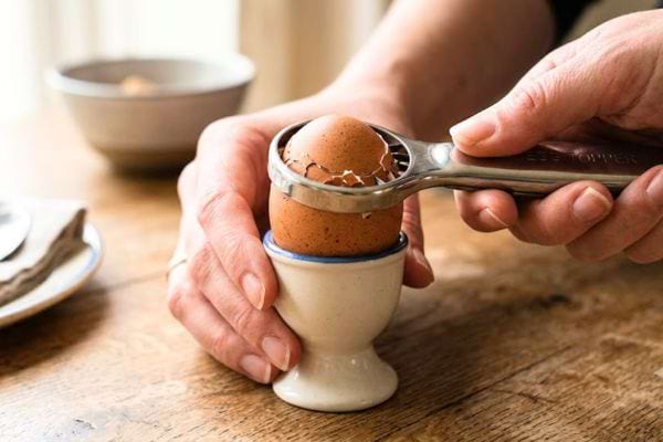 astuce pour se servir de la pince à découper les oeufs à la coque