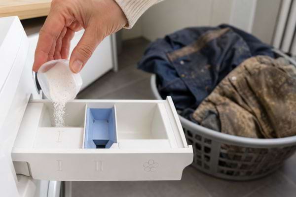 Lessive en poudre vers&eacute;e dans le bac I du lave-linge pour le pr&eacute;lavage du linge tr&egrave;s sale.