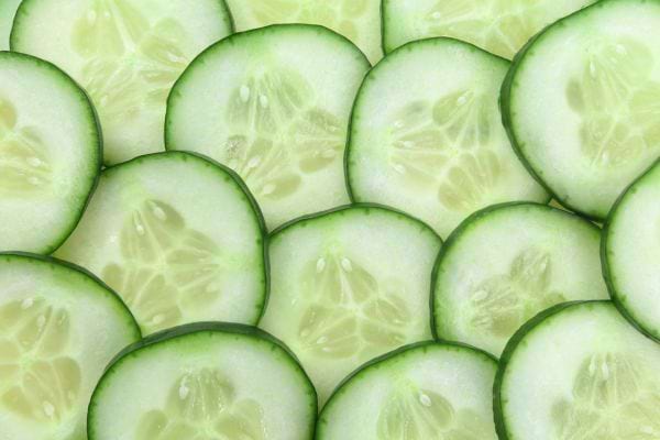 des tranches de concombres finalement coupées