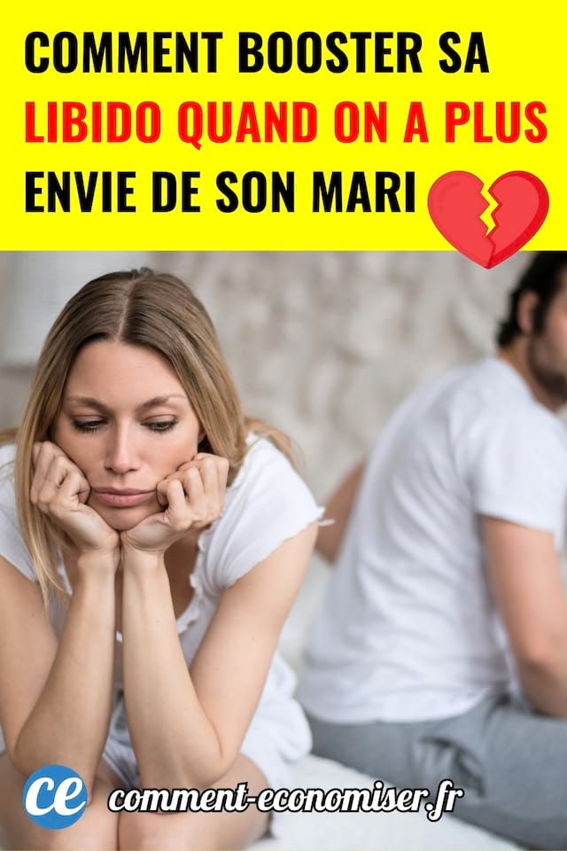 Une femme sur le bord du lit pensive qui n'a plus envie de son mari