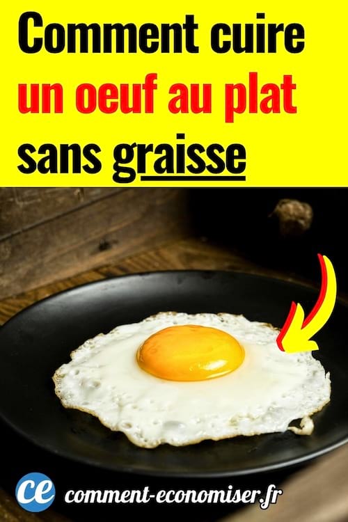 un oeuf au plat dans une po&ecirc;le noire sur fond en bois