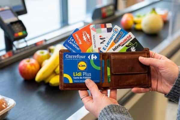cartes de fid&eacute;lit&eacute; color&eacute;es de supermarch&eacute;s.