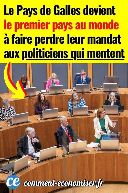 Élue prenant la parole dans une assemblée politique avec plusieurs membres assis derrière elle