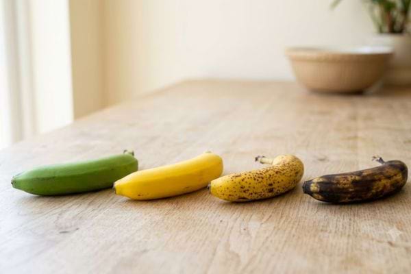 banane verte, jaune, tacheté et marron