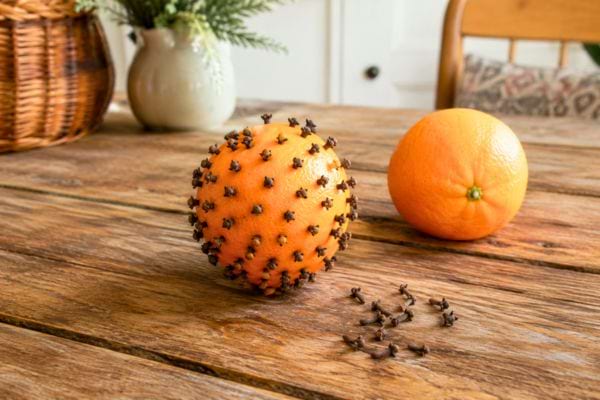 Orange piquée de clous de girofle, une alternative naturelle pour repousser les mouches dans la maison.