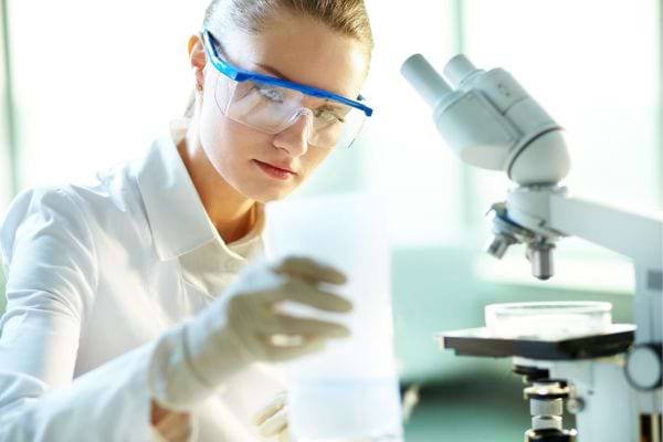 une femme blonde effectue des essais en laboratoire