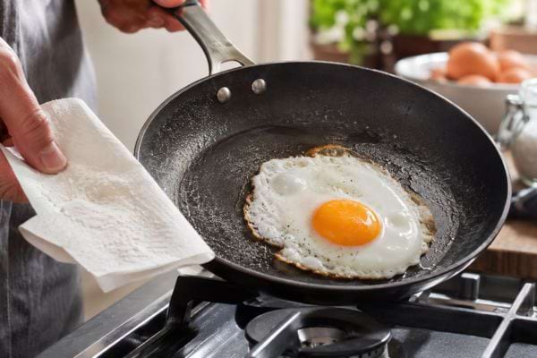 &OElig;uf au plat qui cuit dans une po&ecirc;le avec un voile de farine &eacute;tal&eacute; au papier absorbant.