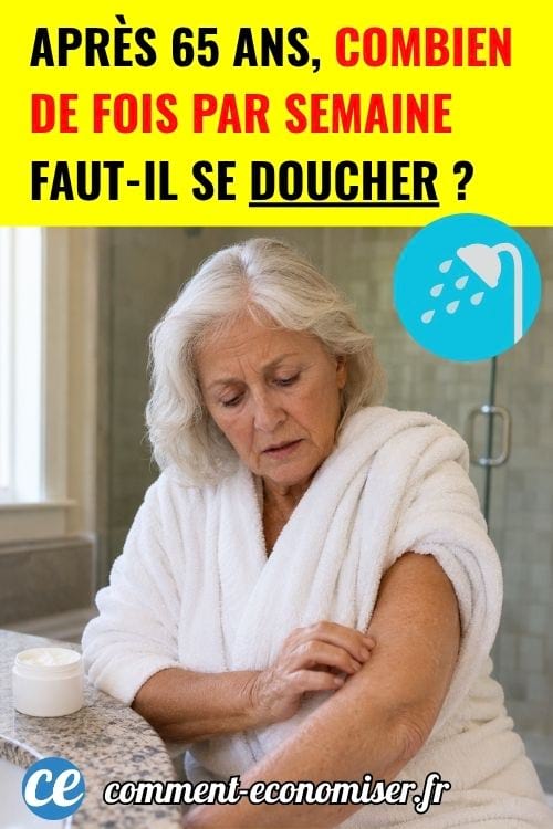 Femme de plus de 65 ans en peignoir se grattant le bras apr&egrave;s la douche, signe de peau s&egrave;che.