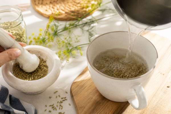 Graines de fenouil écrasées et infusées dans une tasse
