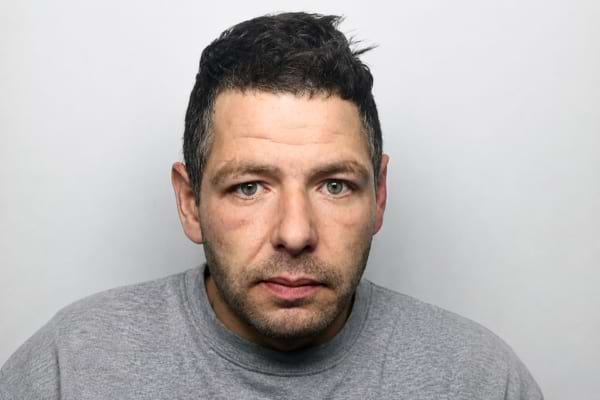 Un homme prisonnier pris en photo