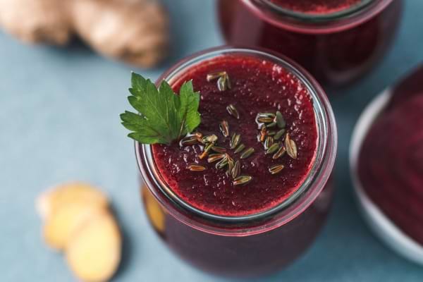Jus à la betterave et au gingembre garni de persil et de graines.