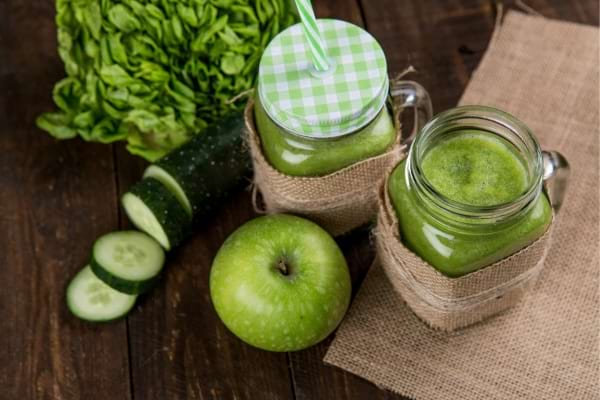 Jus vert au concombre, à la pomme et aux jeunes pousses d’épinards.
