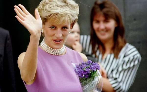 La princesse Lady Diana fait un salut vetue d'une robe violette
