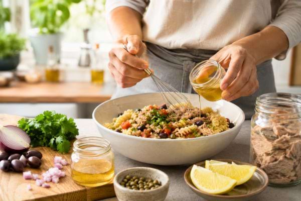 Huile de thon r&eacute;utilis&eacute;e pour assaisonner une salade de p&acirc;tes
