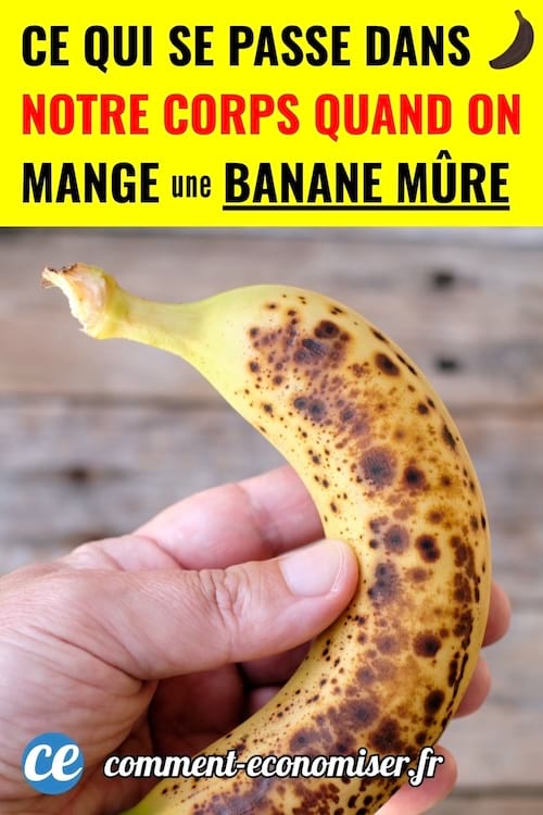 Une banane très mûre dans la main d'une personne