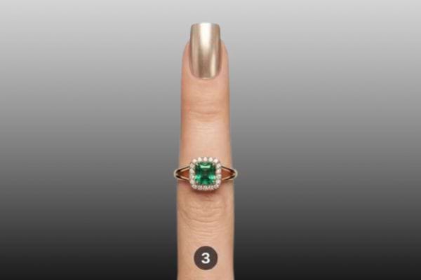 ongle carré doré avec bague verte test de psychologie