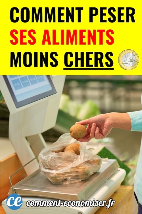 une femme pèse des pommes de terre sur une balance dans un supermarché