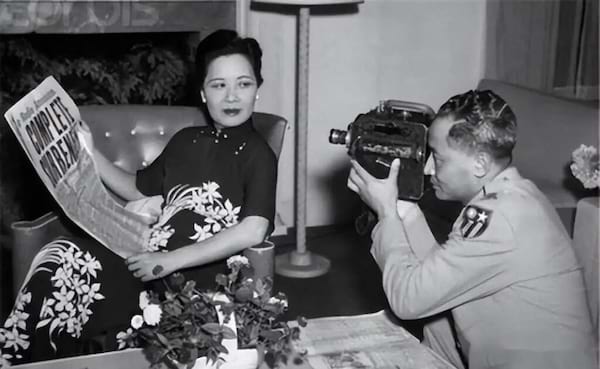 Soong Mei-ling posant devant un caméran avec un journal dans la main
