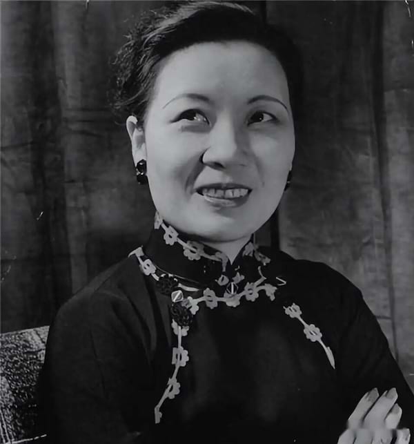 portrait en noir et blanc Soong Mei-ling souriant
