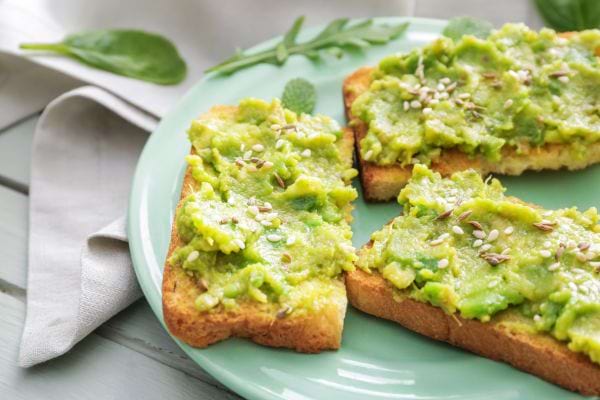 des tartines de guacamole de courgettes dans une assiette
