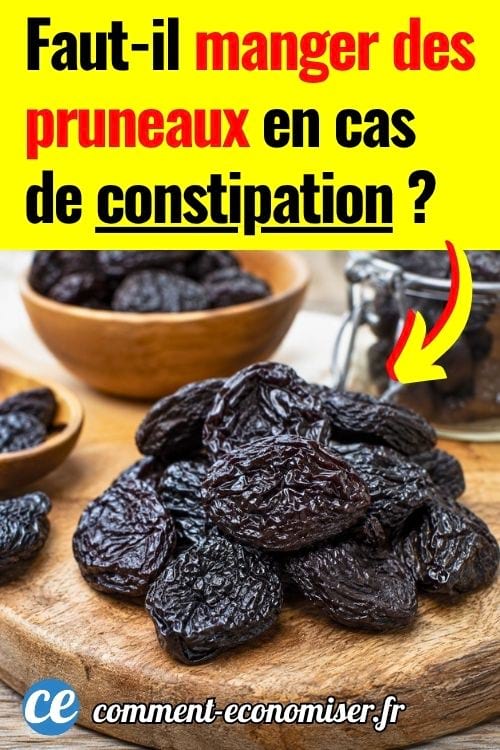 Gros plan de pruneaux sur une planche en bois avec bols en arrière-plan