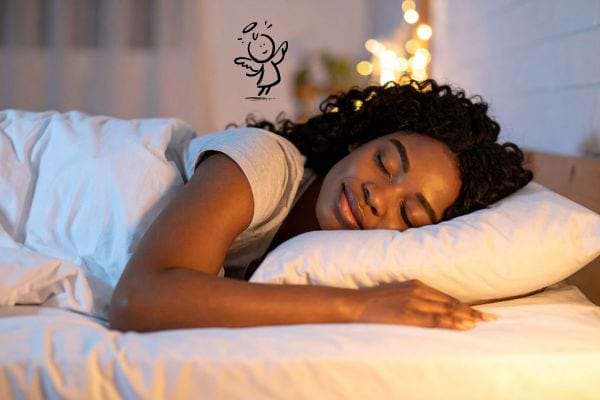 femme qui r&ecirc;ve dans un lit blanc avec un ange