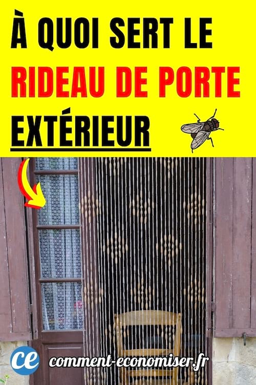 une porte avec un rideau extérieur de perles en bois