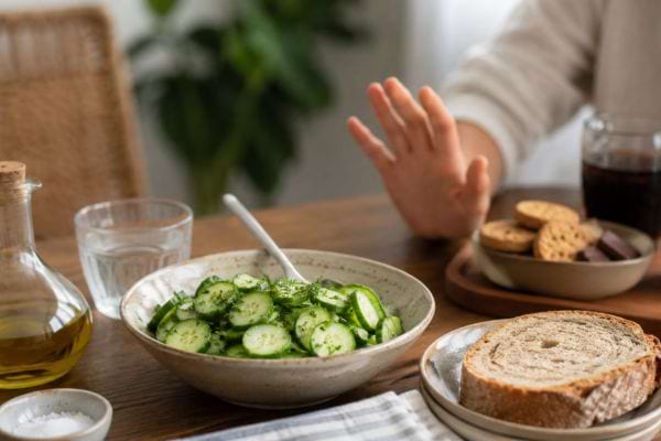 Salade de concombre équilibrée avec pain, huile d’olive et snacks évités.