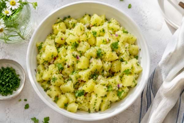 une salade de pommes de terre froides coup&eacute;es en d&eacute;s