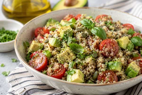 salade de quinoa, tomates, avocat dans une assiette creuse
