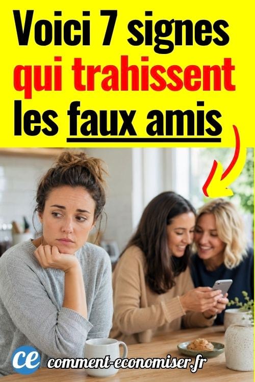 Femme triste mise &agrave; l&rsquo;&eacute;cart pendant que deux amies rient avec un t&eacute;l&eacute;phone