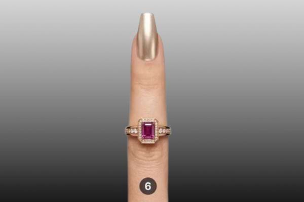 ongle long carré doré avec bague violette signification forme ongle