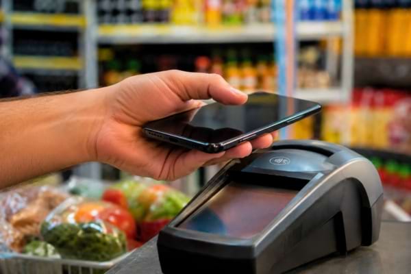 Un smartphone devant un terminal