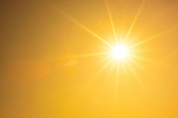 un soleil radieux dans le ciel