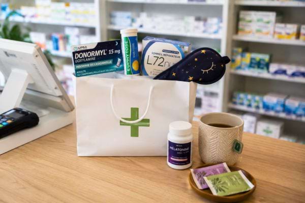 Sac de pharmacie rempli de solutions pour mieux dormir