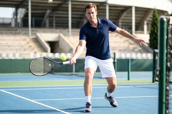 tennisman gaucher en train de jouer