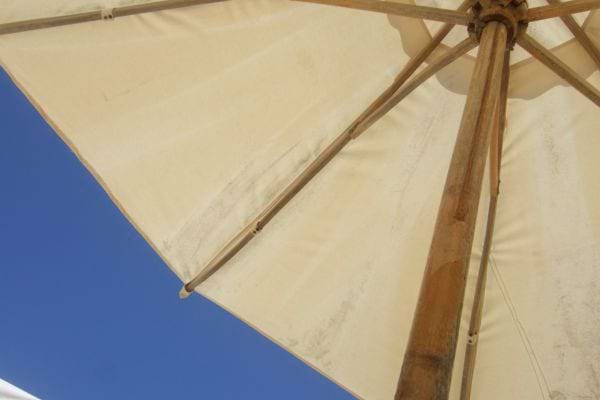un parasol blanc sous un ciel bleu