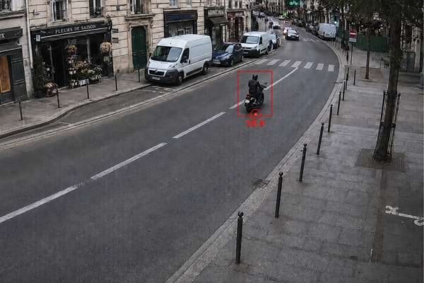 Un motard entouré d'un cadre rouge par un radar