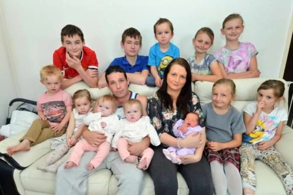 une famille nombreuse britanique assise