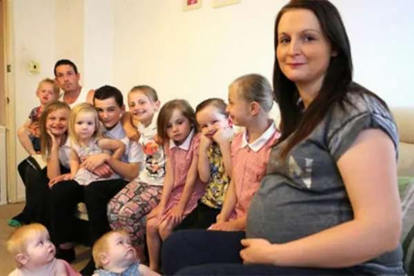 Une famille nombreuse dans un salon