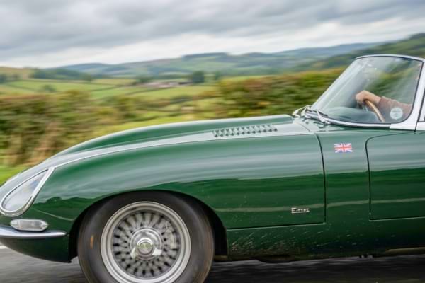 Une voiture anglaise qui roule
