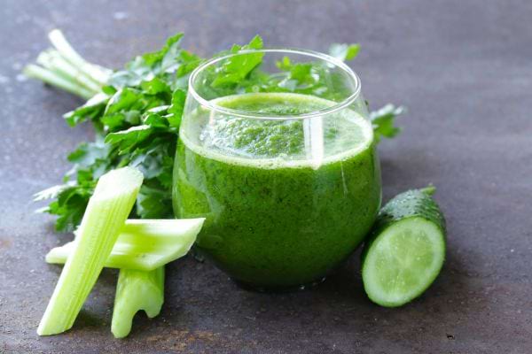 un smoothie épinard et céleri dans un verre