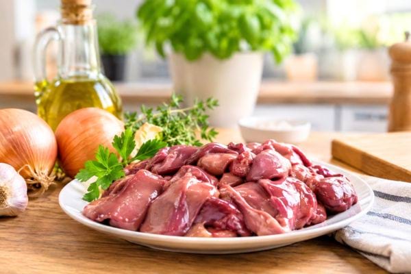 assiette de foie de poulet cru dans une cuisine lumineuse bénéfice pour la santé