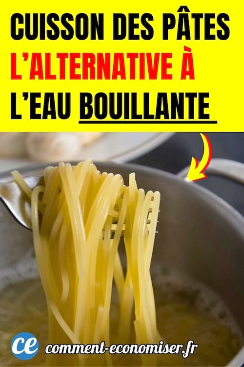 des spaghettis qui ont cuit dans une casserole d'eau bouillante