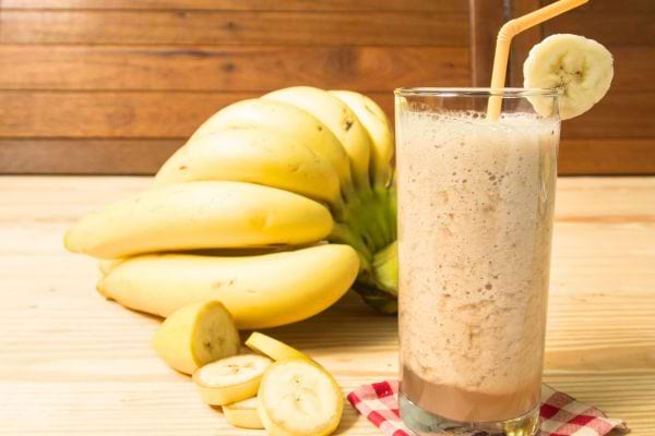 régime de banane jaune avec un smoothie excellent pour nutrition
