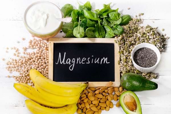 Aliments riches en magnésium : bananes, amandes, épinards et graines