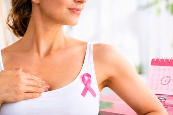 femme avec ruban rose reconnaître les symptomes cancer du sein