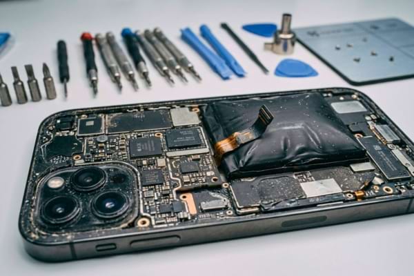Vue de l'int&eacute;rieur d'un smartphone de derni&egrave;re g&eacute;n&eacute;ration d&eacute;mont&eacute; sur un &eacute;tabli de r&eacute;paration