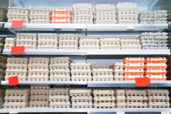 des boites d'oeufs dans un rayon au supermarch&eacute; &agrave; temp&eacute;rature ambiante